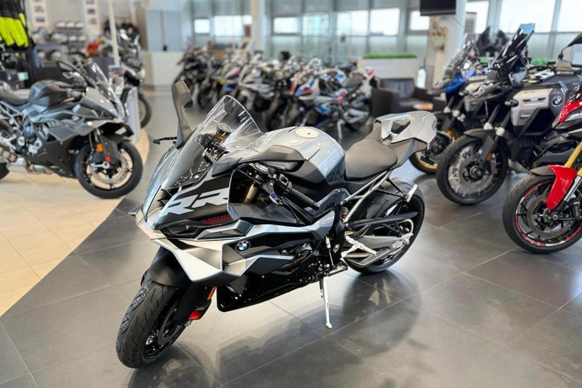 Новая грань спортивных мотоциклов уже в АВТОДОМ BMW Motorrad – в шоу-руме появился BMW Motorrad S 1000 RR 2025