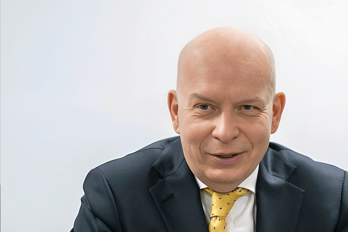 Арбитр выходит на страховое поле