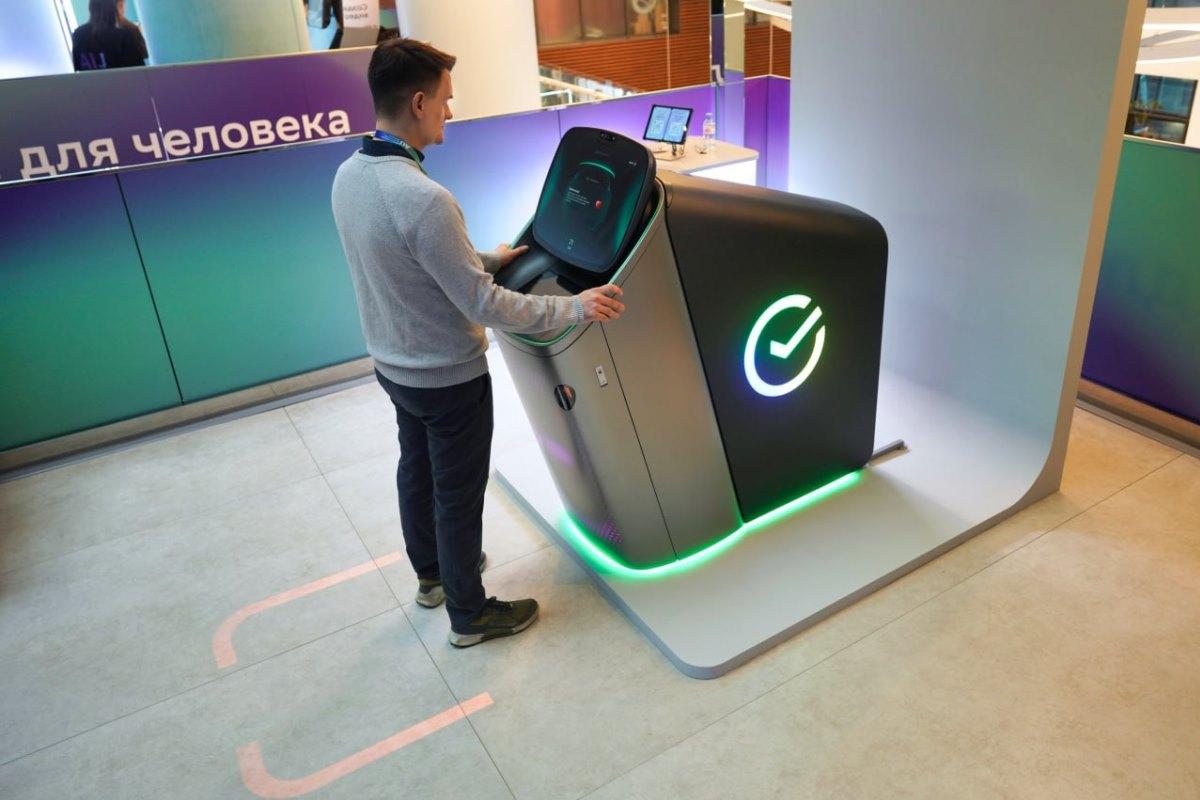 Сбер переизобрёл банкомат: два экрана, ИИ-помощник ГигаЧат и здоровье