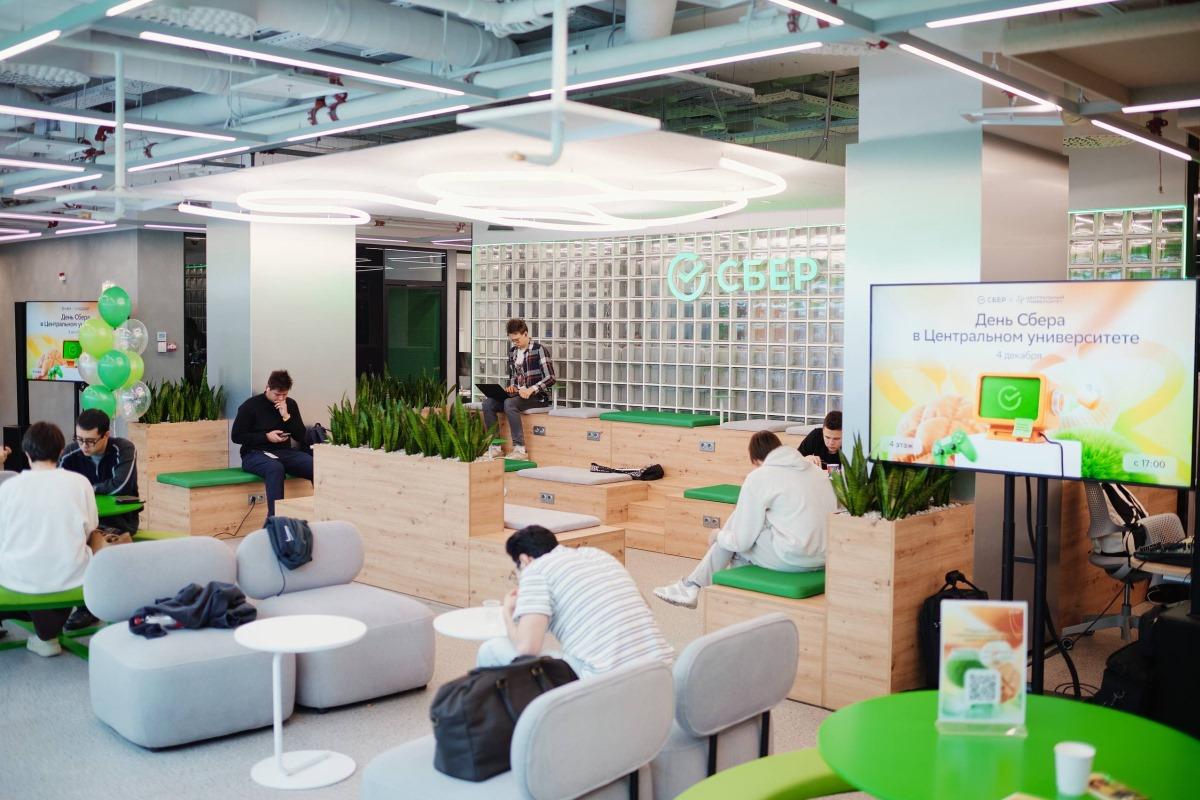 Сбер открыл брендированное пространство в Центральном университете