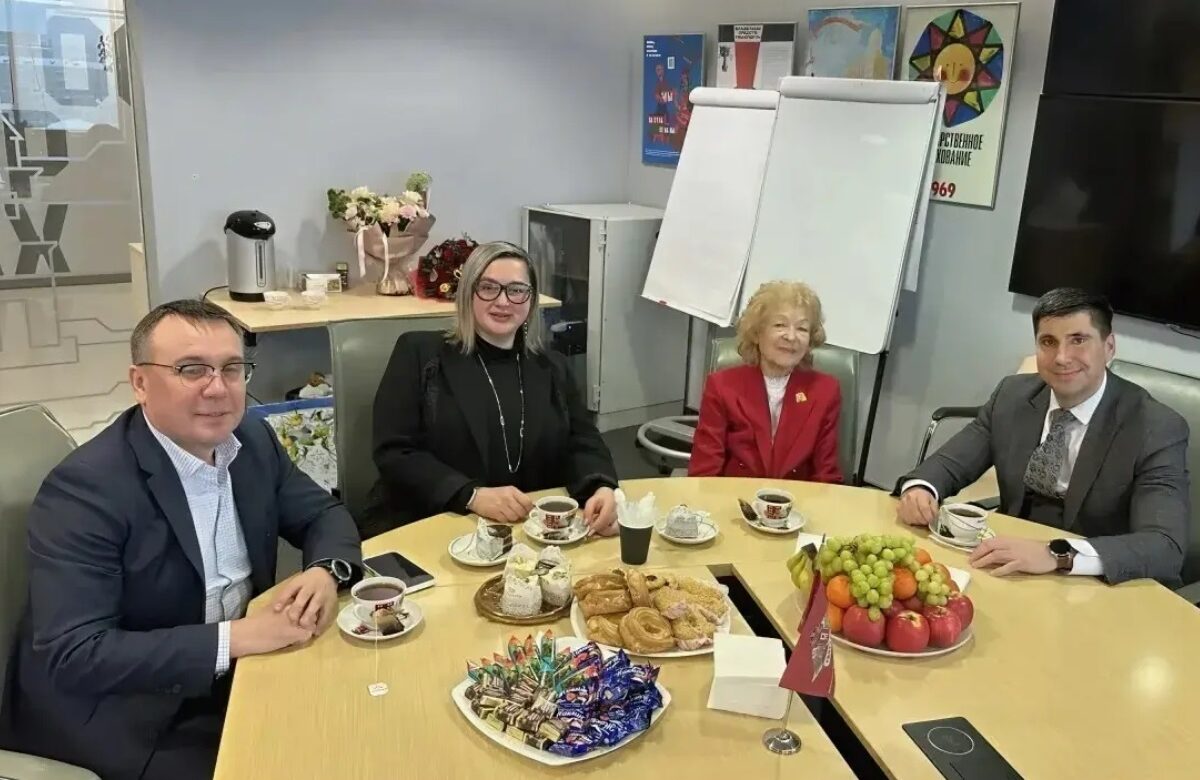 Сотрудники Росгосстраха поздравили с Днем снятия блокады Ленинграда агента-ветерана Светлану Шугаеву