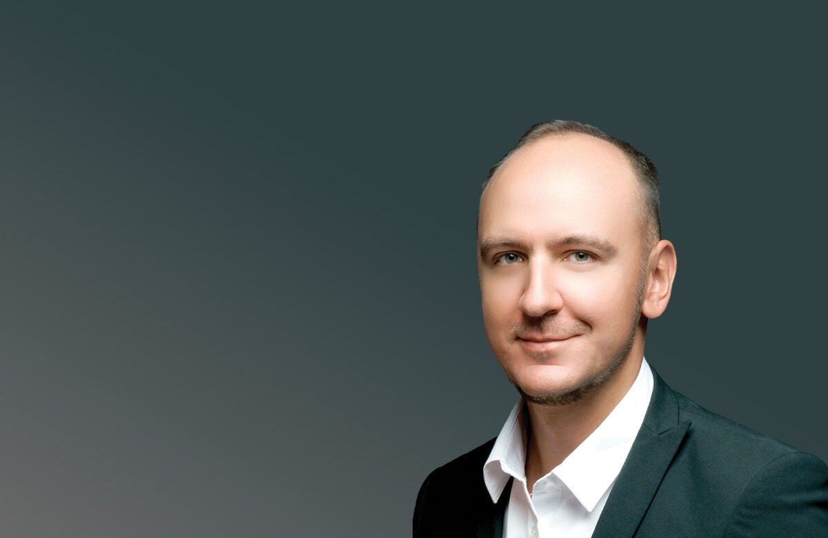 В центре — человек