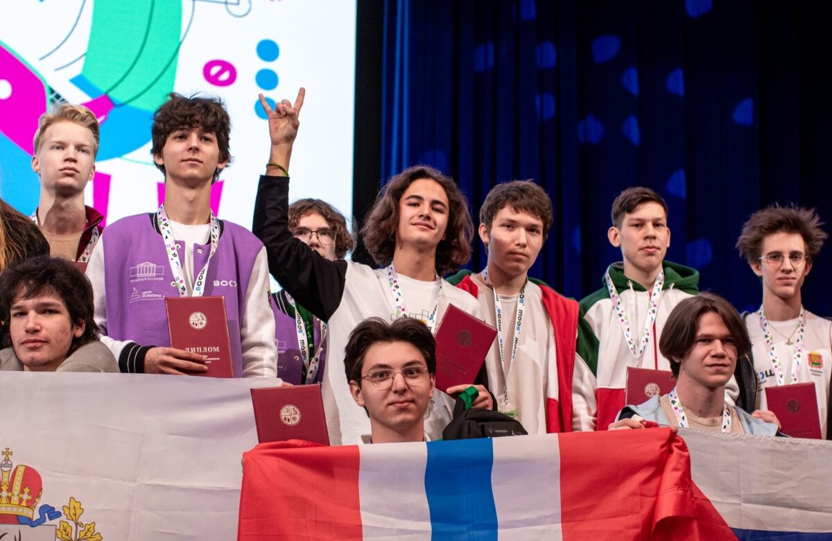 Сбер вручил гранты и офферы на стажировку лучшим школьникам страны по информатике