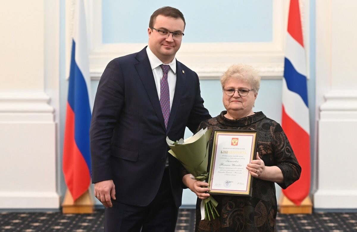 Губернатор Омской области вручил благодарность президента РФ сотруднице Росгосстраха Татьяне Баталовой