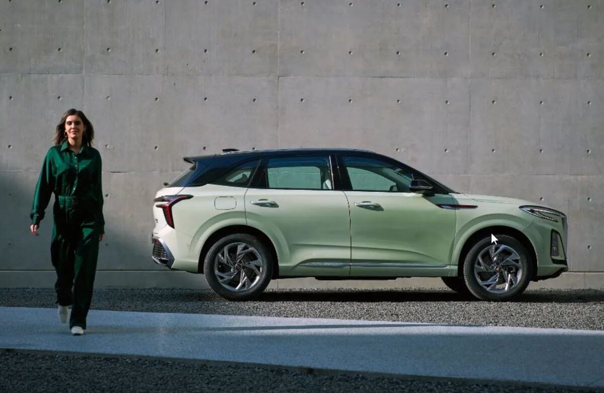 Продажи автомобилей бренда HONGQI, представленного в дилерских центрах АВТОДОМ, выросли вдвое в марте 2026 года