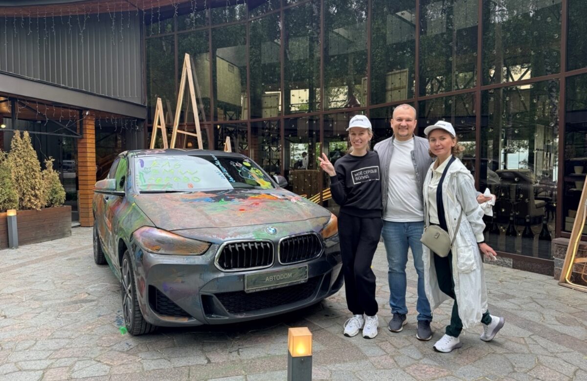 АВТОДОМ BMW Стартовая организовал флешмоб по раскрашиванию автомобиля BMW X2 на берегу Финского залива